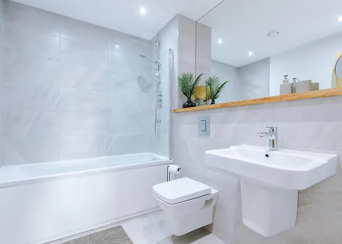 Luxury 2 Bed Apartment- Centre- Large Private Terrace & Free Parking *