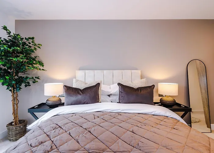 Luxury 2 Bed Apartment- Centre- Large Private Terrace & Free Parking *