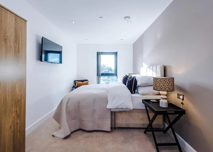 Apartment Luxury 2 Bed Apartment- Centre- Large Private Terrace & Free Parking