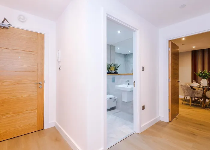 Luxury 2 Bed Apartment- Centre- Large Private Terrace & Free Parking شقة