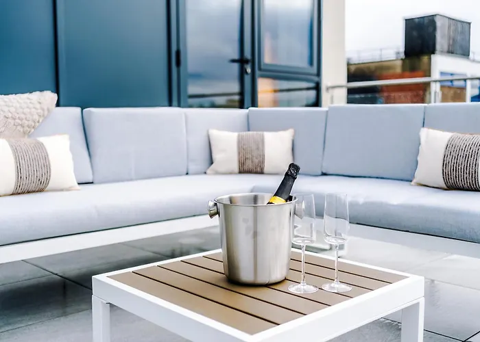 Luxury 2 Bed Apartment- Centre- Large Private Terrace & Free Parking Apartment Leeds (West Yorkshire)