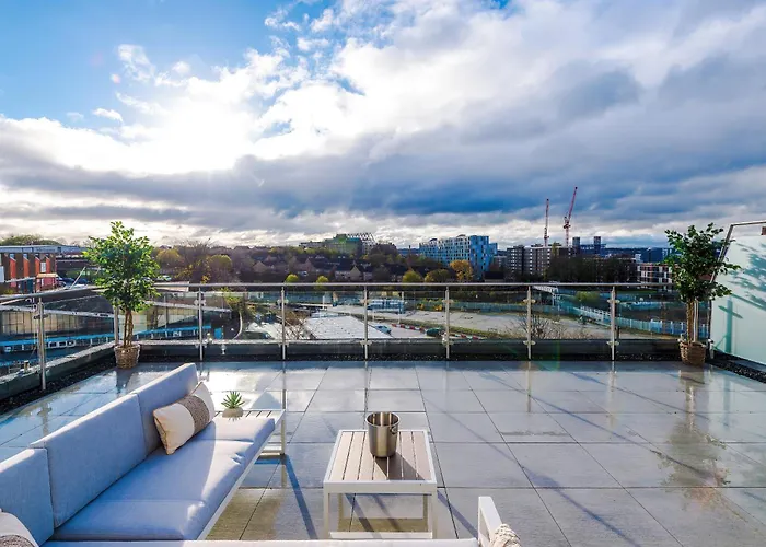 Apartment Luxury 2 Bed Apartment- Centre- Large Private Terrace & Free Parking *