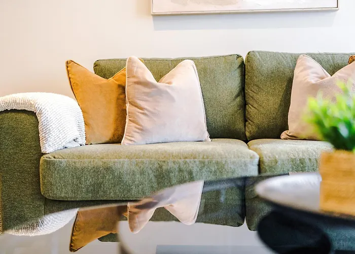 Luxury 2 Bed Apartment- Centre- Large Private Terrace & Free Parking Apartment