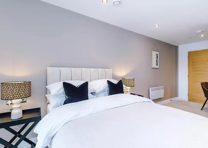 Апартаменти Luxury 2 Bed Apartment- Centre- Large Private Terrace & Free Parking Лідс