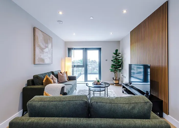 Luxury 2 Bed Apartment- Centre- Large Private Terrace & Free Parking Апартаменти Лідс