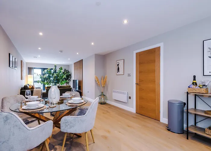 شقة Luxury 2 Bed Apartment- Centre- Large Private Terrace & Free Parking *