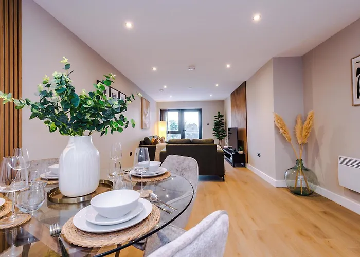 Апартаменти Luxury 2 Bed Apartment- Centre- Large Private Terrace & Free Parking Лідс