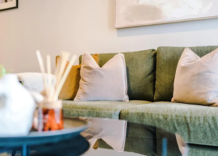 Luxury 2 Bed Apartment- Centre- Large Private Terrace & Free Parking *