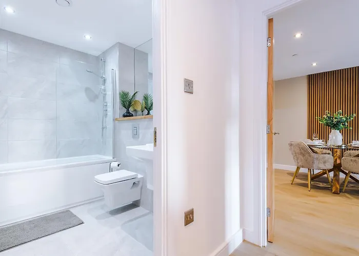 Апартаменти Luxury 2 Bed Apartment- Centre- Large Private Terrace & Free Parking Лідс