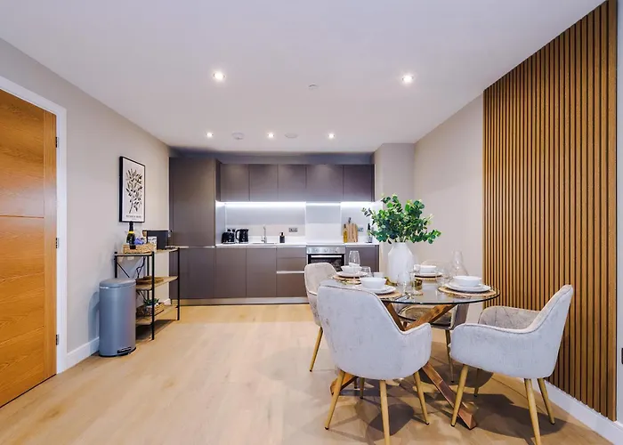 Luxury 2 Bed Apartment- Centre- Large Private Terrace & Free Parking