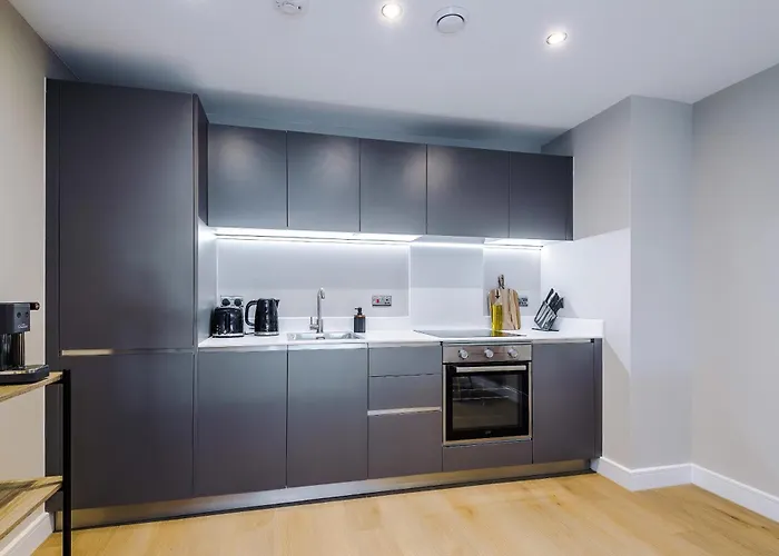 Luxury 2 Bed Apartment- Centre- Large Private Terrace & Free Parking * ليدز