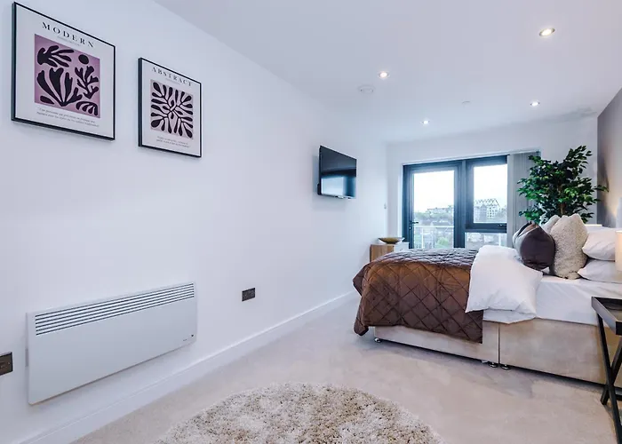 Apartment Luxury 2 Bed Apartment- Centre- Large Private Terrace & Free Parking *