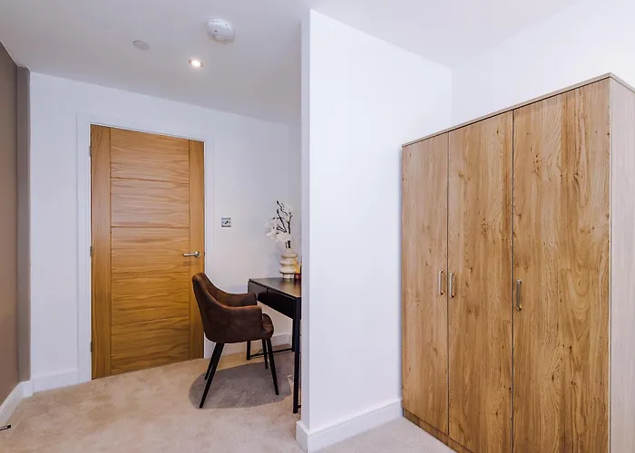 Luxury 2 Bed Apartment- Centre- Large Private Terrace & Free Parking *