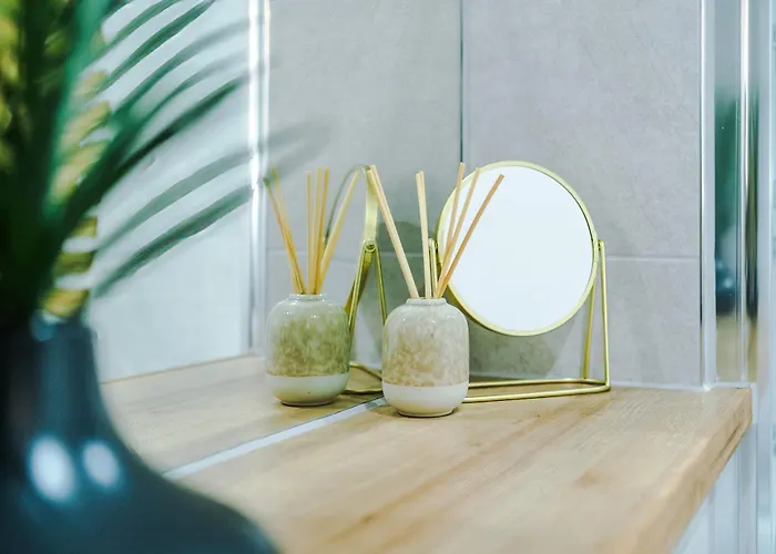 Luxury 2 Bed Apartment- Centre- Large Private Terrace & Free Parking شقة *