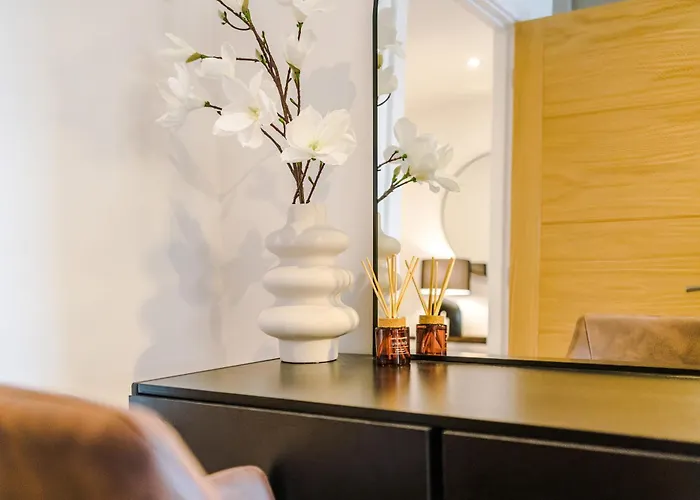 Luxury 2 Bed Apartment- Centre- Large Private Terrace & Free Parking Апартаменти Лідс