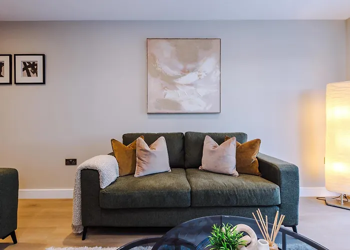 Luxury 2 Bed Apartment- Centre- Large Private Terrace & Free Parking Лідс