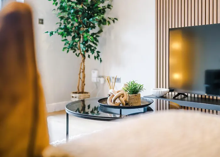 Luxury 2 Bed Apartment- Centre- Large Private Terrace & Free Parking Апартаменти