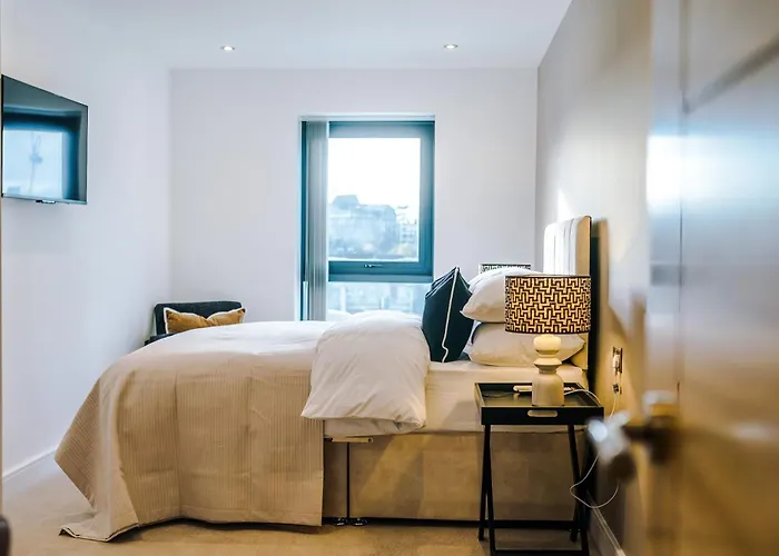 Luxury 2 Bed Apartment- Centre- Large Private Terrace & Free Parking Апартаменти