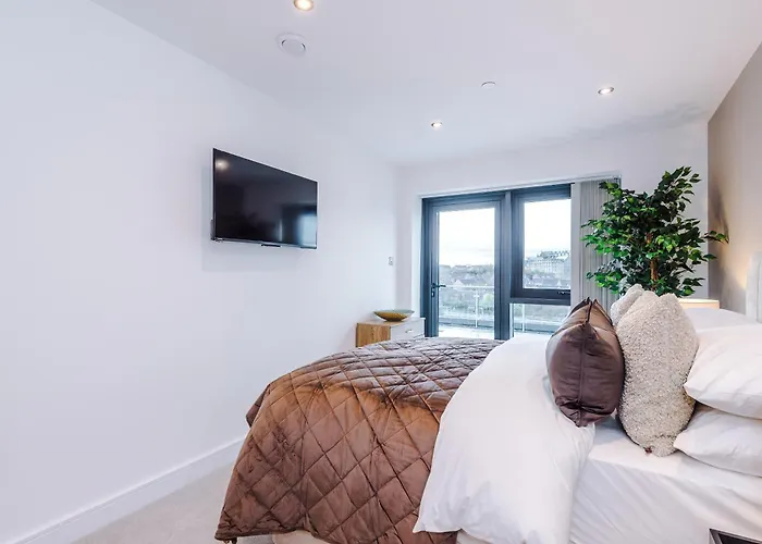 Luxury 2 Bed Apartment- Centre- Large Private Terrace & Free Parking Апартаменти *