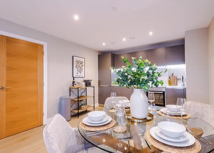 Апартаменти Luxury 2 Bed Apartment- Centre- Large Private Terrace & Free Parking *