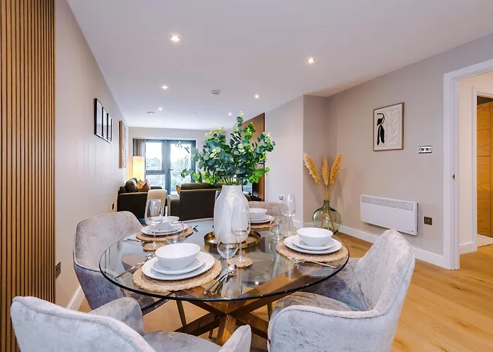 Luxury 2 Bed Apartment- Centre- Large Private Terrace & Free Parking Apartment Leeds (West Yorkshire)