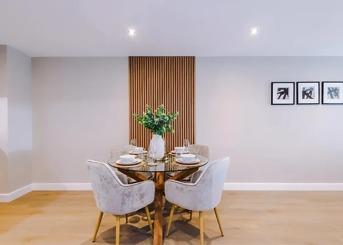 شقة Luxury 2 Bed Apartment- Centre- Large Private Terrace & Free Parking