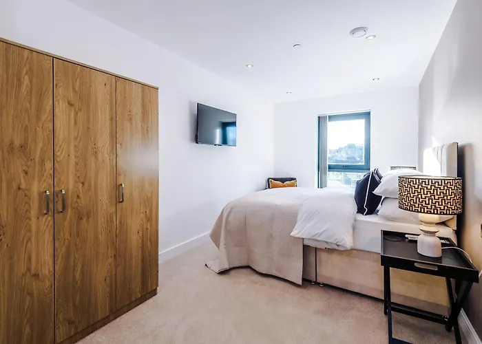 Luxury 2 Bed Apartment- Centre- Large Private Terrace & Free Parking