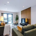 Luxury 2 Bed Apartment- Centre- Large Private Terrace & Free Parking 아파트