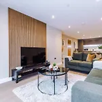Luxury 2 Bed Apartment- Centre- Large Private Terrace & Free Parking 아파트