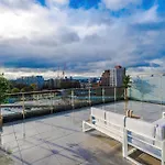 아파트 Luxury 2 Bed Apartment- Centre- Large Private Terrace & Free Parking
