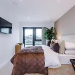 Luxury 2 Bed Apartment- Centre- Large Private Terrace & Free Parking * 리즈