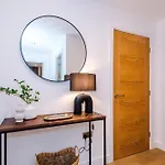 아파트 Luxury 2 Bed Apartment- Centre- Large Private Terrace & Free Parking