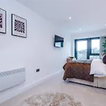 아파트 Luxury 2 Bed Apartment- Centre- Large Private Terrace & Free Parking *