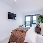 Luxury 2 Bed Apartment- Centre- Large Private Terrace & Free Parking 아파트 *