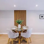 아파트 Luxury 2 Bed Apartment- Centre- Large Private Terrace & Free Parking