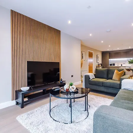 Luxury 2 Bed Apartment- Centre- Large Private Terrace & Free Parking 公寓