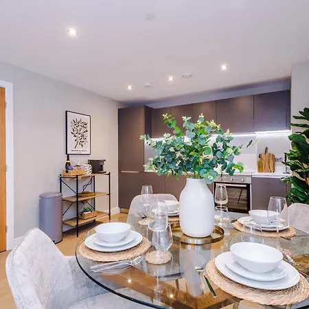 公寓 Luxury 2 Bed Apartment- Centre- Large Private Terrace & Free Parking *