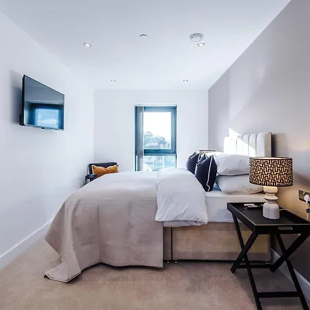 公寓 Luxury 2 Bed Apartment- Centre- Large Private Terrace & Free Parking