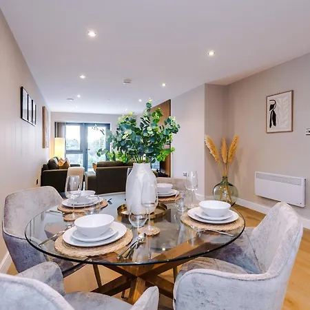 Luxury 2 Bed Apartment- Centre- Large Private Terrace & Free Parking 公寓 利兹